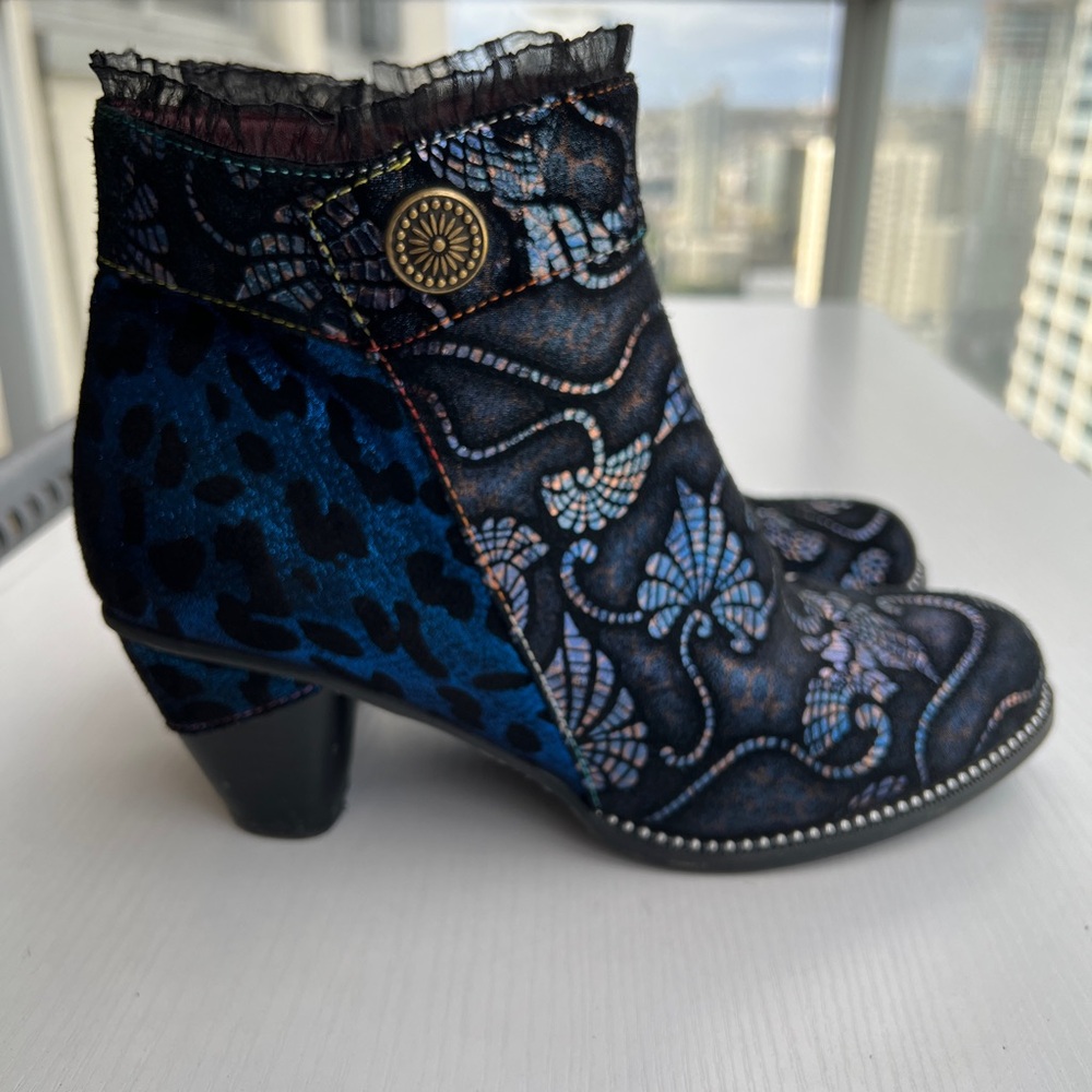 L'Artiste by Spring Step Blue Leopard Ankle Boots- Size 9.5